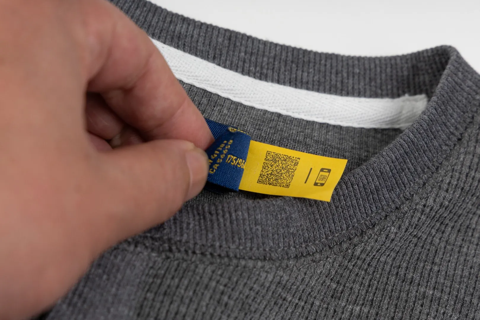 P196 #R79 Ralph Lauren/Ralph Lauren Waffle Henley Collar Open Button Sweater Exclusive Henry Collar Waffle Series Open Bust Sweater Exclusively customized with original grade waffle fabric, 100% cotton yarn imported machine-dyed weaving process, full texture, all collars, cuffs and hems are fixed and woven threads, full of high-quality quality, can be worn alone or matched, classic hot style Color Navy Blue Dark Gray Black White SIZE: S M L XL Shoulder width: 51.5/53/54.5/56 Bust: 108/112/116/120 Sleeve length: 60/61/62/63 Clothing length: 66.5/68/69.5/71